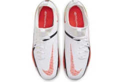 Nike Jr. Phantom GT2 Dynamic Fit FG/MG Voetbalschoen Wit/volt/bright Crimson 8 Nike Jr. Phantom GT2 Dynamic Fit FG/MG Voetbalschoen Wit/volt/bright Crimson -Goedkope Bal Meester Winkel 37096606 4