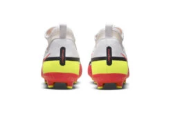 Nike Jr. Phantom GT2 Dynamic Fit FG/MG Voetbalschoen Wit/volt/bright Crimson 9 Nike Jr. Phantom GT2 Dynamic Fit FG/MG Voetbalschoen Wit/volt/bright Crimson -Goedkope Bal Meester Winkel 37096606 5